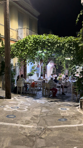 Opinii despre Τριαντάφυλλος - Η Μικρή Πλατεία în Παλαιόκαστρο - Γαστρονομία και φιλοξενία