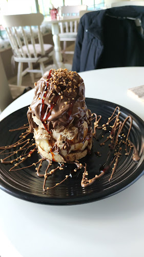 Καφές - Γλυκά Χαλάνδρι Beverley