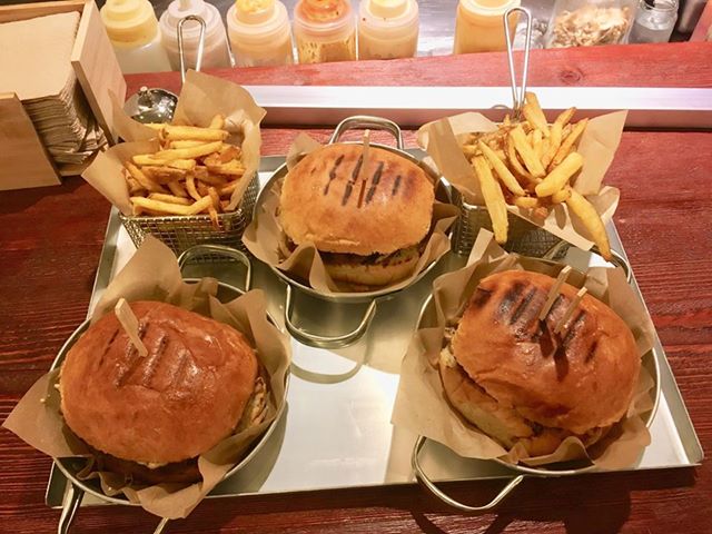 3 Fat Cows Burger - Γαστρονομία και φιλοξενία