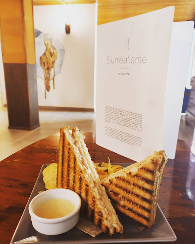 Surreal - Γαστρονομία και φιλοξενία
