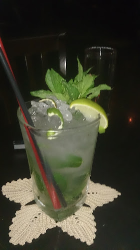 Opinii despre Paradosiako caffe-cocktail bar în Πετρούσσα - Γαστρονομία και φιλοξενία