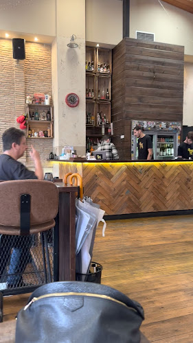 The Underdog® Flagship Store Thissio - Γαστρονομία και φιλοξενία