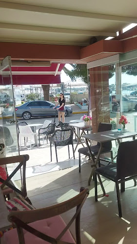 Opinii despre Le Petit Cafe în Πόρτο Χέλι - Γαστρονομία και φιλοξενία