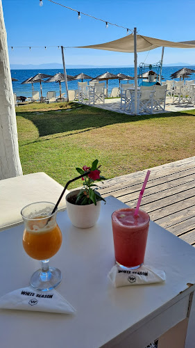 Opinii despre White Season Beach Bar în Νέα Σκιώνη - Γαστρονομία και φιλοξενία