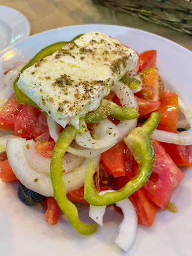 Στο καρφί και στο Πέταλο (Sto Karfi Kai Sto Petalo) - Γαστρονομία και φιλοξενία