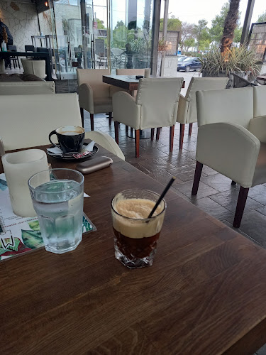 Opinii despre Mala Bar Lounge în Άρτεμις - Γαστρονομία και φιλοξενία