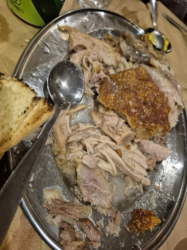 Opinii despre Τα 2 Γουρουνάκια în Λαύριο - Γαστρονομία και φιλοξενία