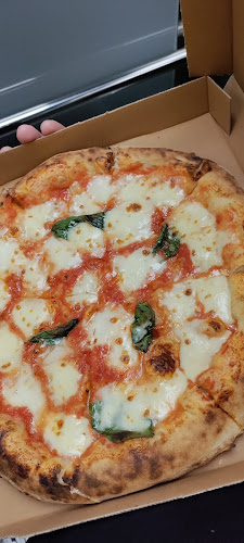 Pizza Prosciutto - Γαστρονομία και φιλοξενία