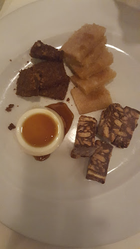 Λεωφ. Δημάρχου Αγγέλου Μεταξά 48, Γλυφάδα 166 74