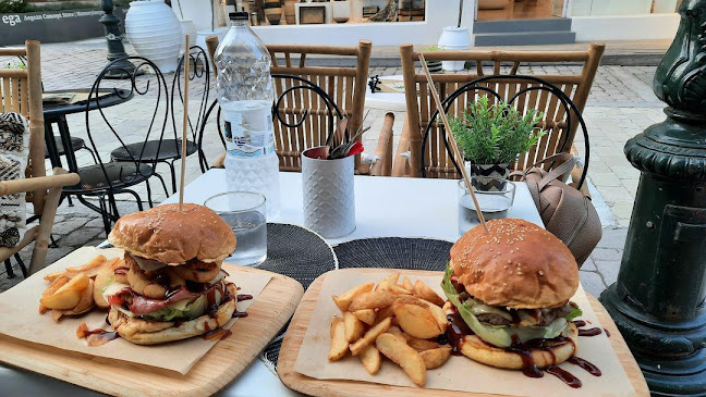 Parrot cocktail & burgers