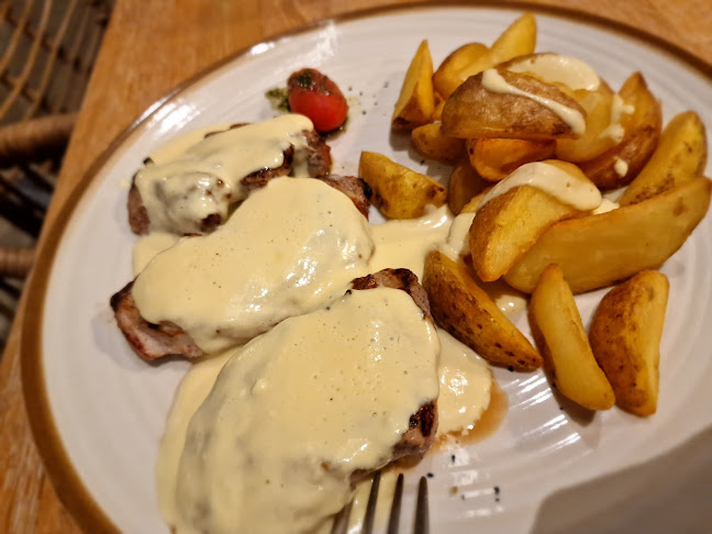 Μόλυβος - Γαστρονομία και φιλοξενία