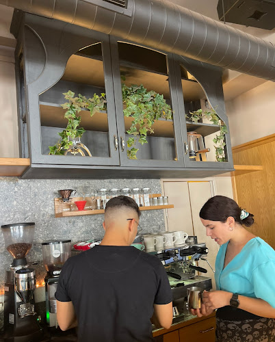 25ης Μαρτίου 102, Πετρούπολη 132 31