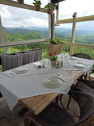 στα ριζά - Γαστρονομία και φιλοξενία