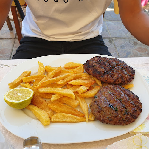 Τα Πλατάνια - Γαστρονομία και φιλοξενία