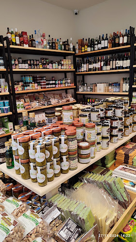 Opinii despre Mikaela's Goods, pistachio, traditional product, cava, Bio products în Αίγινα - Γαστρονομία και φιλοξενία