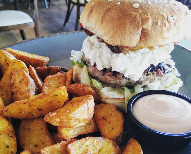 Opinii despre BABEL Cafe-Bar-restaurant în Κίσσαμος - Γαστρονομία και φιλοξενία