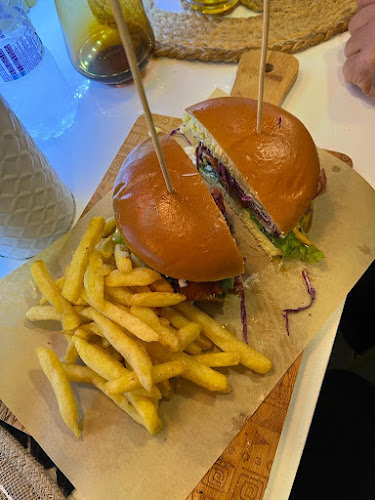 Parrot cocktail & burgers - Σκιάθος