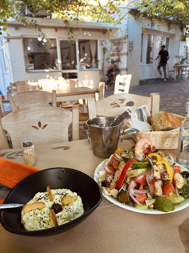 Opinii despre Τριαντάφυλλος - Η Μικρή Πλατεία în Παλαιόκαστρο - Γαστρονομία και φιλοξενία