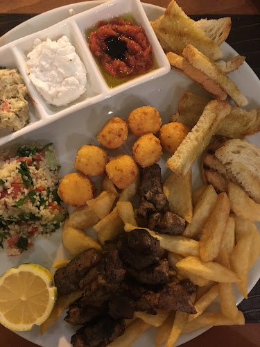 Δάφνη "μουσικό μεζεδοπωλείο" - Γαστρονομία και φιλοξενία