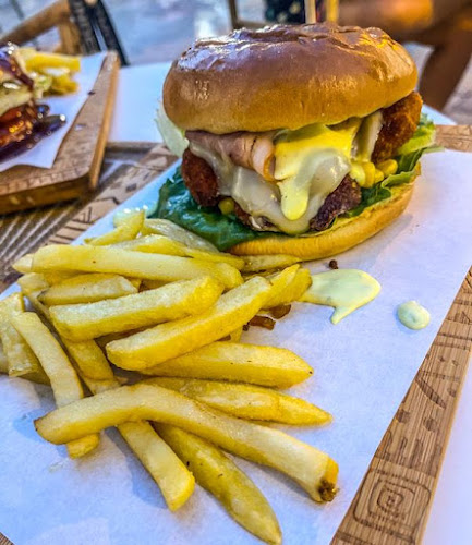 Opinii despre Parrot cocktail & burgers în Σκιάθος - Γαστρονομία και φιλοξενία