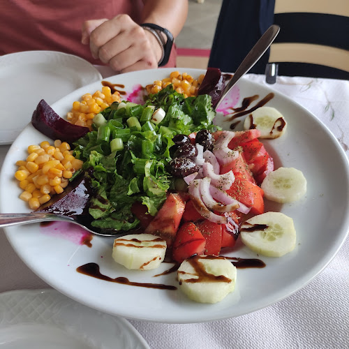 Opinii despre Σταυραετός Εστιατόριο & Ξενοδοχείο în Συρράκο - Γαστρονομία και φιλοξενία