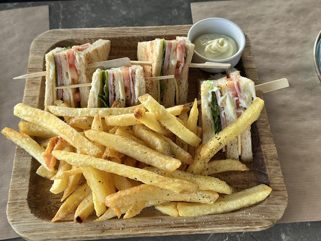 Opinii despre Esplanade Seaside în Βάρη - Γαστρονομία και φιλοξενία