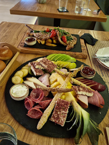 25ης Μαρτίου 100, Μοίρες 704 00