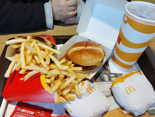 Opinii despre McDonald's One Salonica Outlet Mall în Θεσσαλονίκη - Γαστρονομία και φιλοξενία