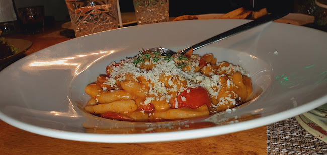 Μεράστρι - Γαστρονομία και φιλοξενία