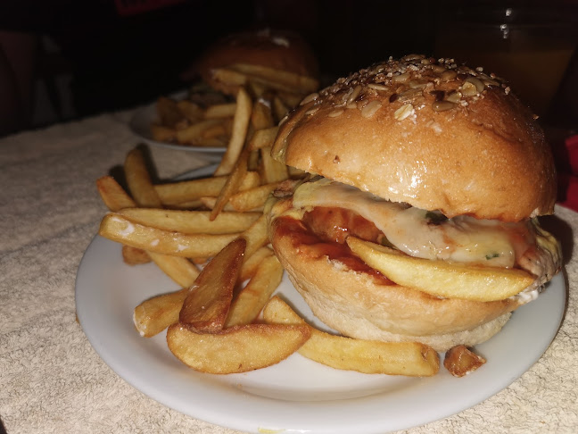 Parrot cocktail & burgers - Σκιάθος