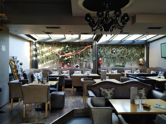 Twins cafe - Φυλή