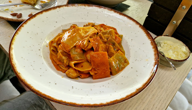 Opinii despre To Perivoli sti Vari în Βάρη - Γαστρονομία και φιλοξενία