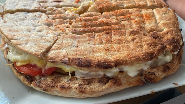 Τρεις Λαλούν - Treis Laloun - Γαστρονομία και φιλοξενία