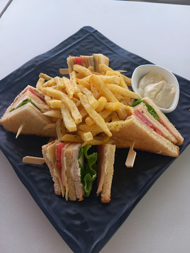 Θέα Δηλαβέρη