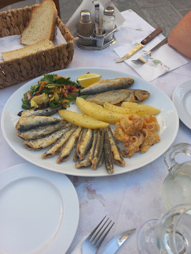 Στο καρφί και στο Πέταλο (Sto Karfi Kai Sto Petalo) - Γαστρονομία και φιλοξενία