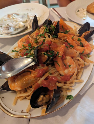 Ουζερί του Καβούρη - Γαστρονομία και φιλοξενία