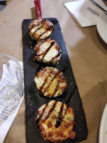 Μάμρα Ρακομπυραρείον - Γαστρονομία και φιλοξενία