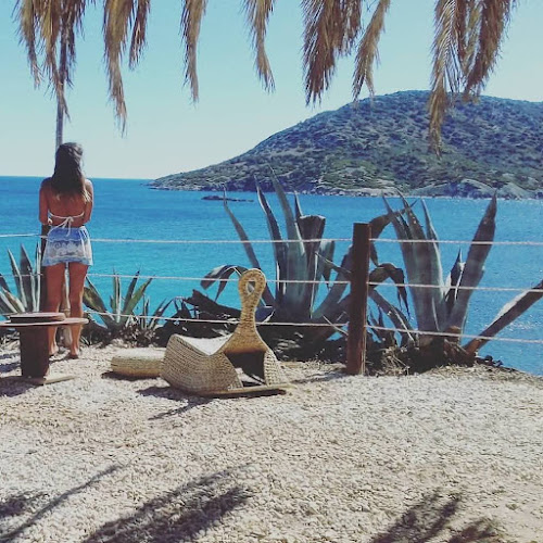 Opinii despre Nisos Café Bar în Ανάβυσσος - Γαστρονομία και φιλοξενία