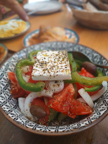 Στο καρφί και στο Πέταλο (Sto Karfi Kai Sto Petalo) - Γαστρονομία και φιλοξενία