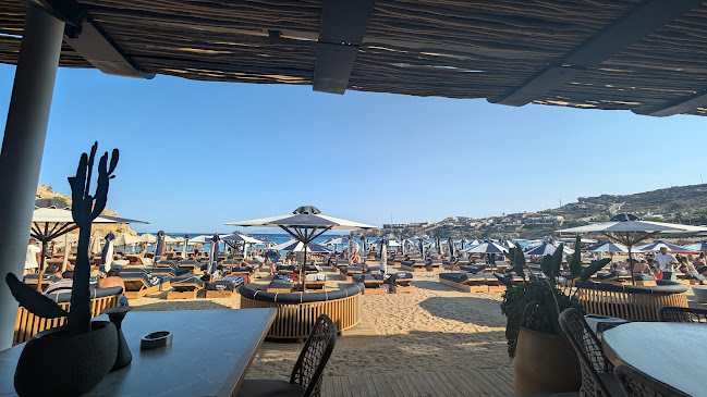 PARAJ at Super Paradise Mykonos - Γαστρονομία και φιλοξενία