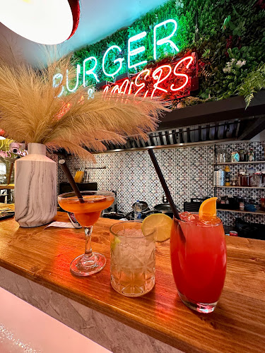 Opinii despre Parrot cocktail & burgers în Σκιάθος - Γαστρονομία και φιλοξενία