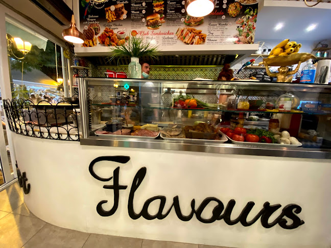 Parrot cocktail & burgers