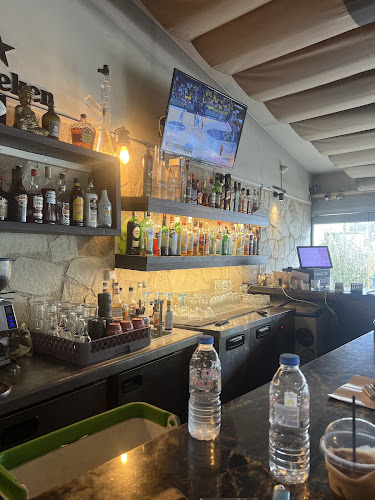 Opinii despre Mala Bar Lounge în Άρτεμις - Γαστρονομία και φιλοξενία