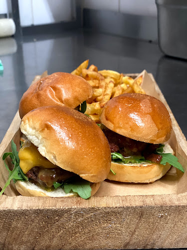 25ης Μαρτίου 102, Πετρούπολη 132 31