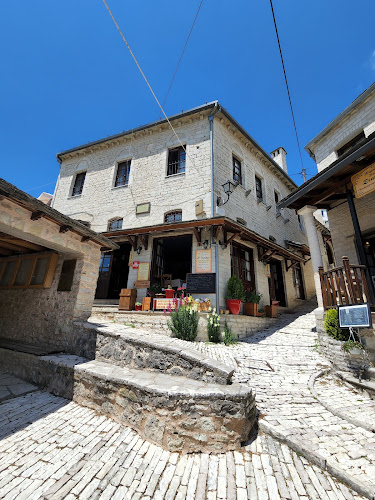 Opinii despre Σταυραετός Εστιατόριο & Ξενοδοχείο în Συρράκο - Γαστρονομία και φιλοξενία