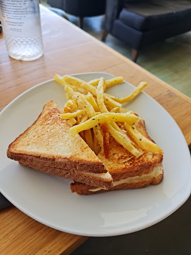 Θέα Δηλαβέρη