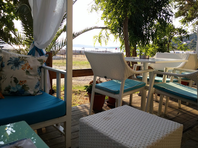 Meneis gia cafe ouranoupoli