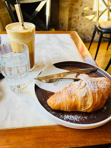 Emvasis Cafe - Cocktail Bar/Εμβασις