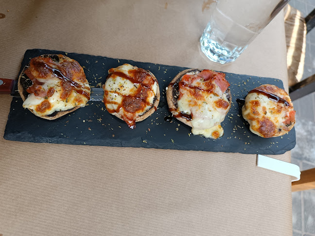 Μάμρα Ρακομπυραρείον - Γαστρονομία και φιλοξενία