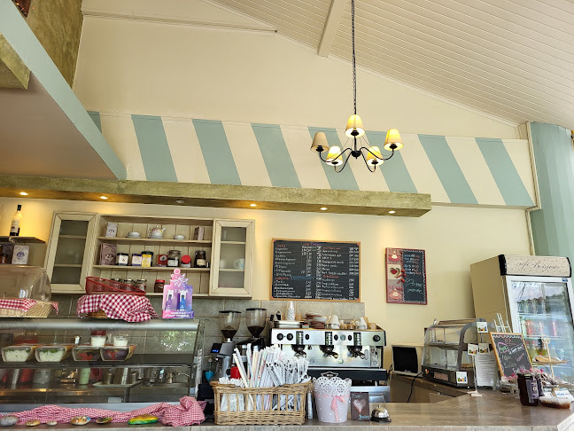 Αίθριο, Εντός εμπορικού κέντρου, Λεωφ. Μεσογείων 419, Αγ. Παρασκευή 153 43